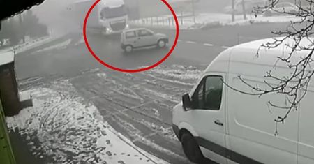 Makabryczny wypadek. Mężczyzna wjechał wprost pod ciężarówkę