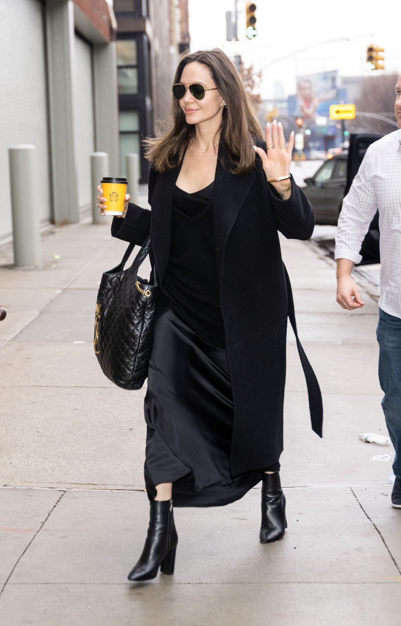 Angelina Jolie i jej stylizacja w stylu "rich mom energy"