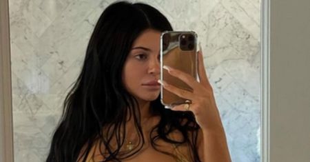 Kylie Jenner w SKĄPYM BIKINI smaży ziemniaki i komplementuje samą siebie: "Ku*ewsko gorąca" (FOTO)