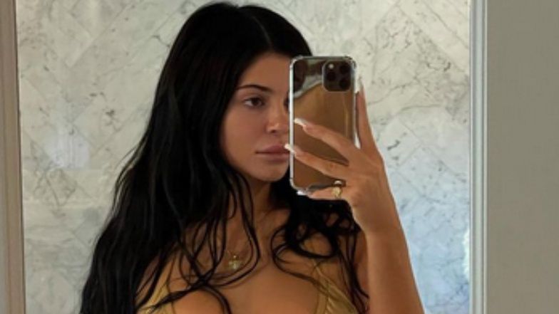 Kylie Jenner w SKĄPYM BIKINI smaży ziemniaki i komplementuje samą siebie: "Ku*ewsko gorąca" (FOTO)