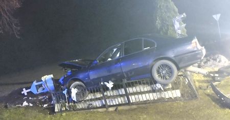 BMW wypadło z drogi. Po kapliczce nie ma śladu