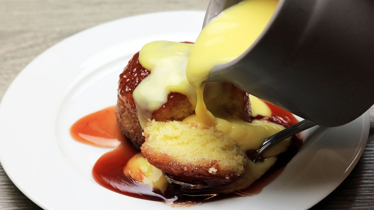 Krem angielski idealnie równoważy kwaskowość owoców sezonowych 