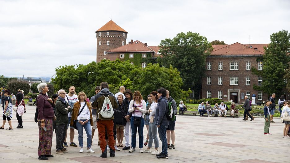Wawel znajduje się na szlaku zwiedzania niemal wszystkich turystów odwiedzających Kraków, ilu z nich kupuje bilety w oficjalnych kasach zamku?