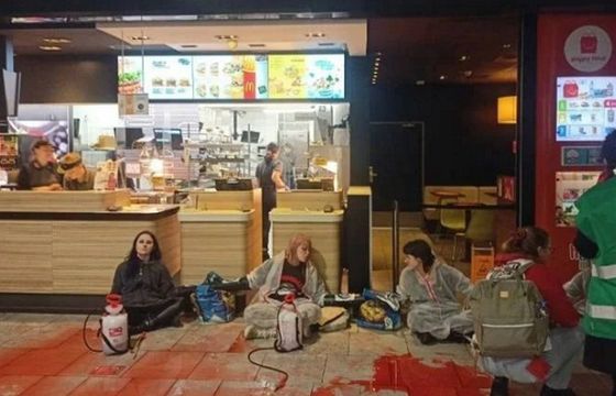 Aktywiści Animal Rebellion Polska zablokowali jeden z lokali McDonald's