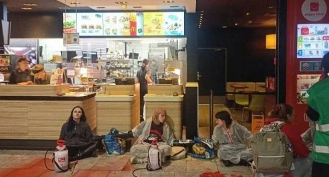 Aktywiści Animal Rebellion Polska zablokowali jeden z lokali McDonald's