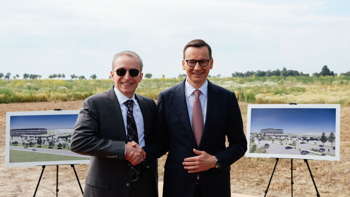 Premier Mateusz Morawiecki  na terenie przyszłej inwestycji firmy Intel 