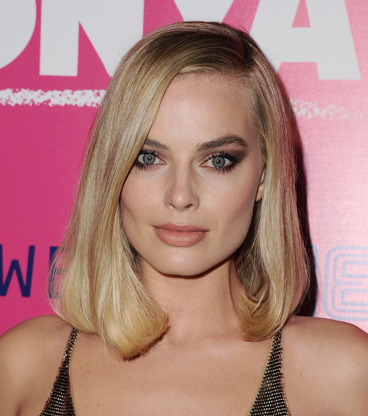 Margot Robbie w makijażu smoky eyes delikatnym