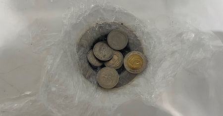 Podczas wyjazdu z dziećmi zawsze miej pod ręką kilka monet. Trik może uratować wakacje