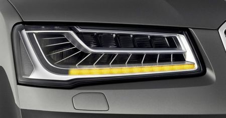Odświeżone Audi A8 z sekwencyjnie podświetlanymi kierunkowskazami