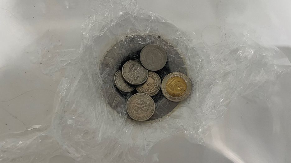 Jeśli umywalka, z której musisz korzystać, nie ma korka, można zastosować prosty sposób, aby zatrzymać wodę