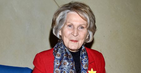 TYLKO NA PUDELKU: 89-letnia Irena Santor komentuje doniesienia o operacji. "Przeczytałam o sobie, że nie żyję, a jak słychać - żyję!"