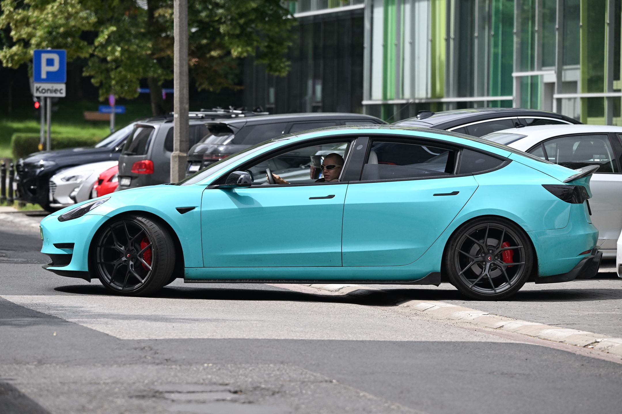 Żabson z nietęgą miną stołuje się w warszawskiej knajpie