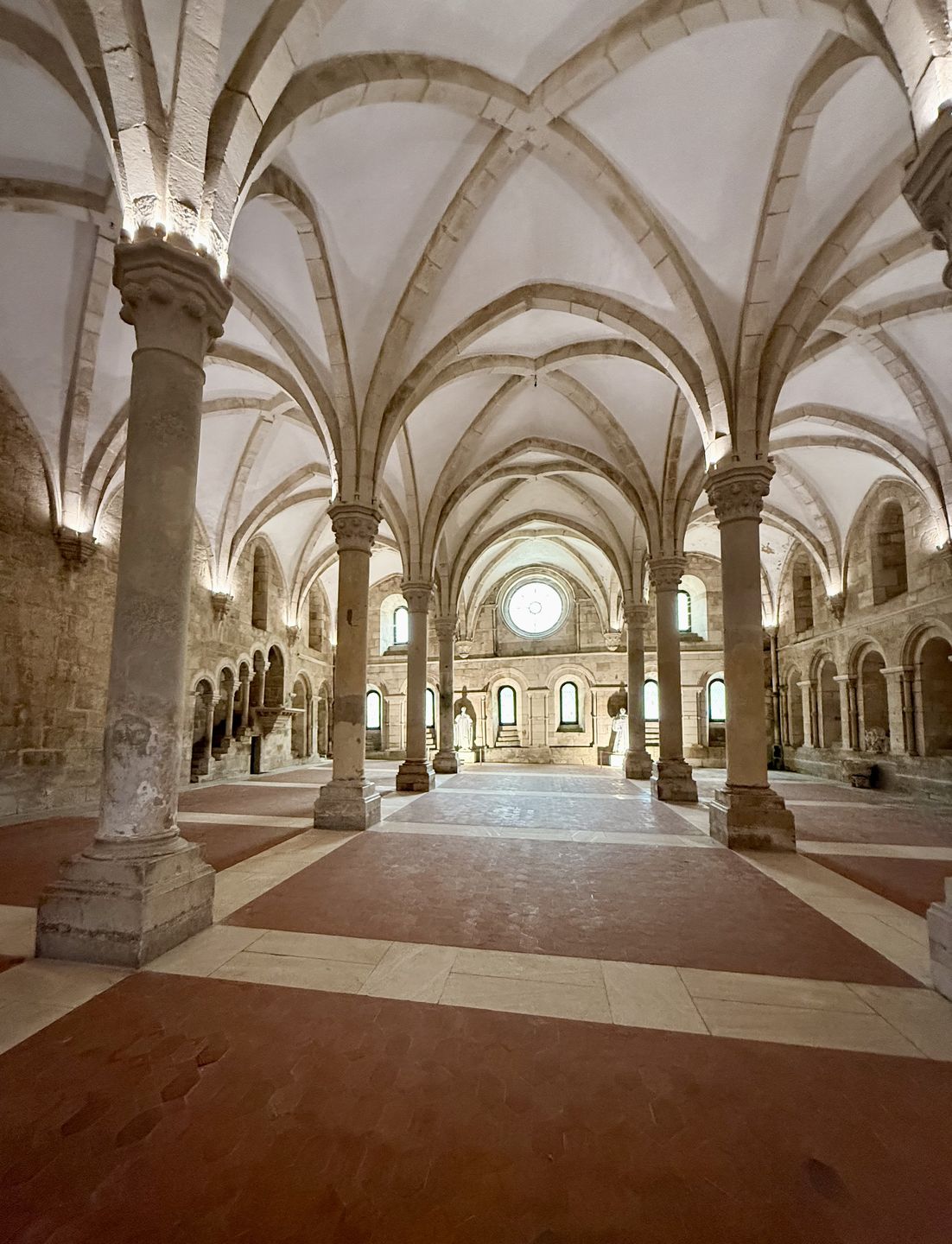 Alcobaça urzeka architekturą