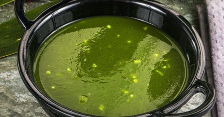 Szpinak blenduję z owocem. Kilka dodatków i zupa jak dla króla gotowa