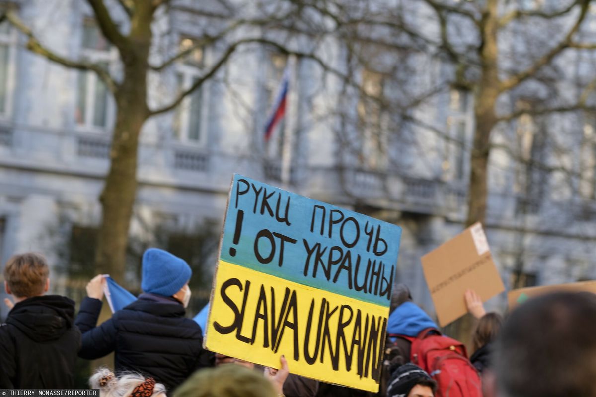 Na zdjęciu: protestujący przeciw agresji Putina i rosyjskim zbrodniom mieszkańcy Brukseli 