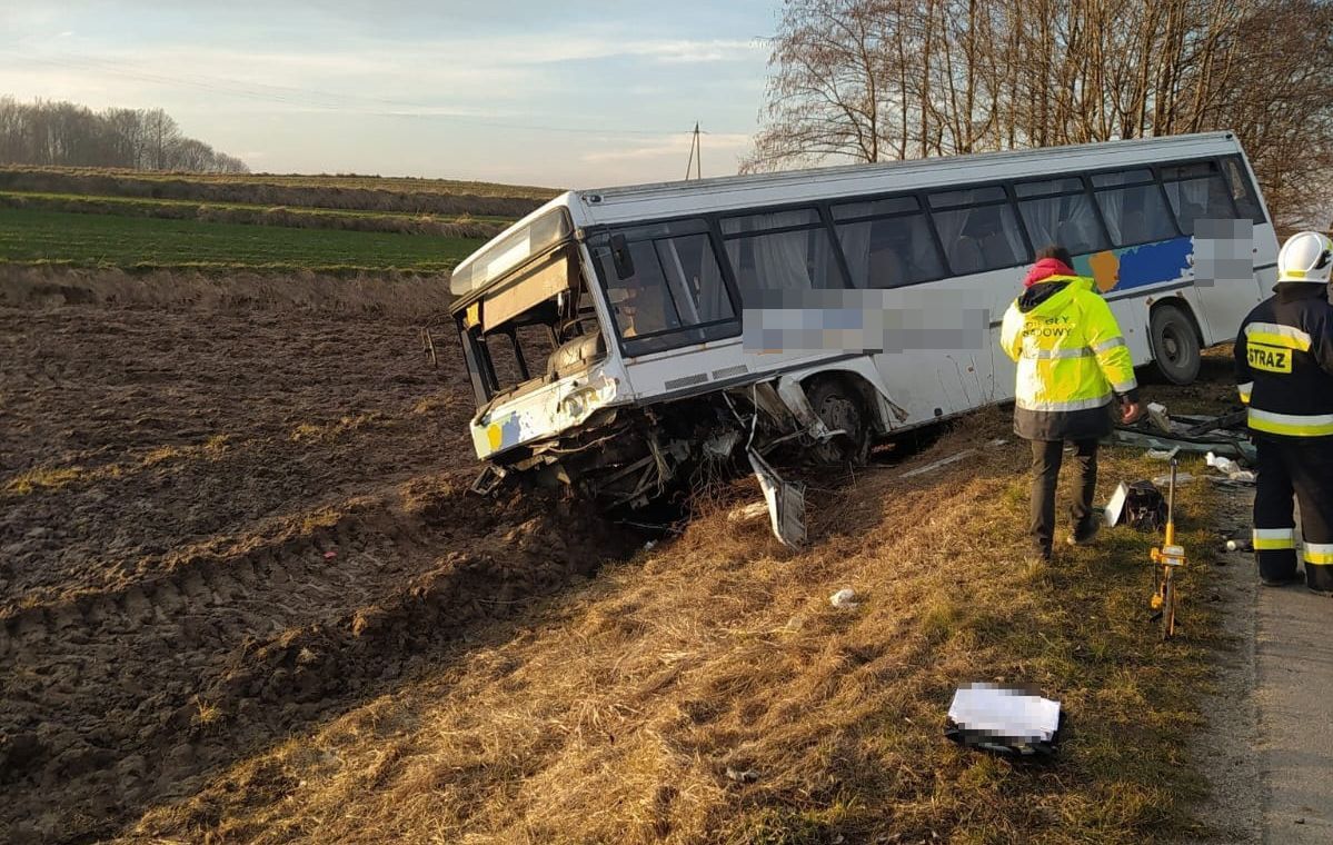 Tragedia na drodze. Kierowca nie żyje, dzieci wśród poszkodowanych