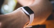 Smartwatche wykryją infekcję koronawirusem? Fitbit już nad tym pracuje