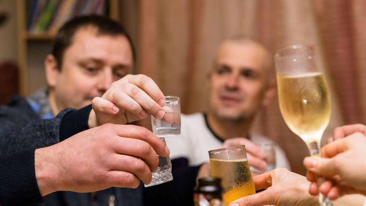 Wspólne picie alkoholu - zdj. poglądowe