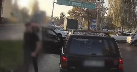 Jechał po chodniku. Wpadł w szał, gdy usłyszał klakson