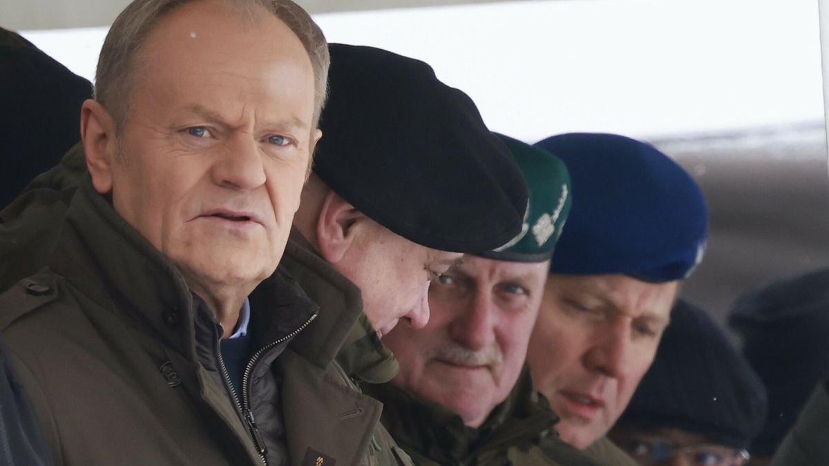 PGZ testuje bezza?ogowe systemy uzbrojenia
19.02.2026. Zielonka pod Warszawa. PGZ testuje bezzalogowe systemy uzbrojenia w obecnosci premiera Donalda Tuska i wicepremiera ministra MON Wladyslawa Kosiniaka-Kamysza
  Fot. Filip Naumienko/REPORTER 
N/z: Donald Tusk
Filip Naumienko/REPORTER
