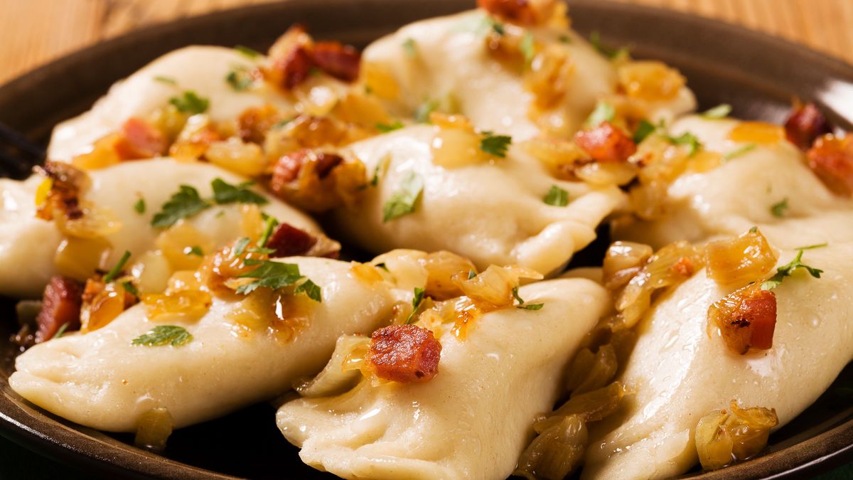 Pierogi po zbójnicku dopełnione dodatkiem cebuli i boczkiem