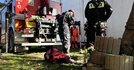 Wpadł do 20-metrowej studni. Dramatyczna akcja pod Kielcami zakończona fiaskiem