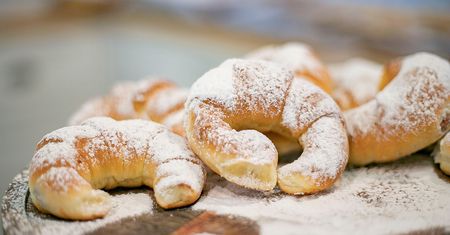Kruche rogaliki będą smakować jak u babci. Nie zapomnij dodać łyżeczki tego produktu