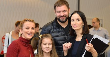 Tomasz Karolak tłumaczy, dlaczego wkręcił córkę do serialu. "Produkcja postanowiła wykorzystać naturalną więź, jaką mamy"