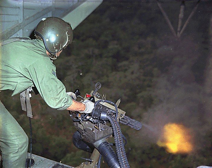 Wietnam. Członek załogi śmigłowca Sikorsky CH-53 strzelający z Miniguna