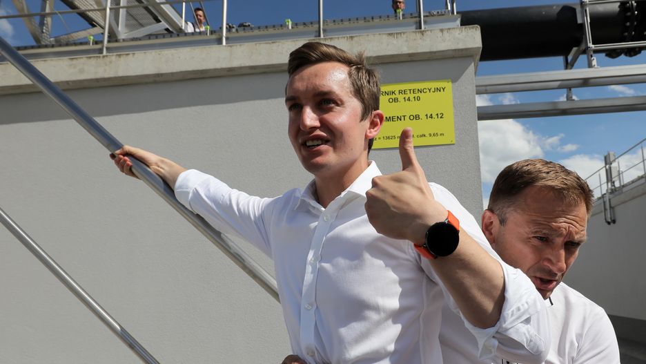 Warszawa. Sławomir Nitras powstrzymuje Sebastiana Kaletę przed wejściem na dach zbiornika retencyjnego
