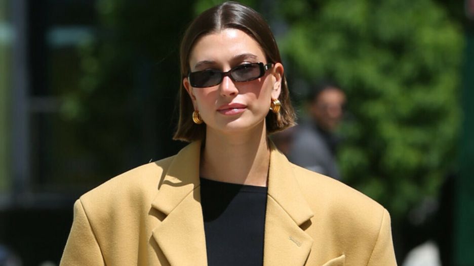 Hailey Bieber w płaszczu oversize