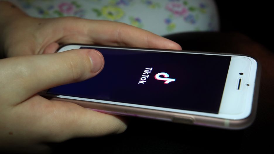 TikTok wprowadza limit dla nieletnich