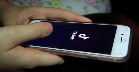 TikTok wprowadza limit dla nieletnich. Psycholożka: To mało skuteczny sposób