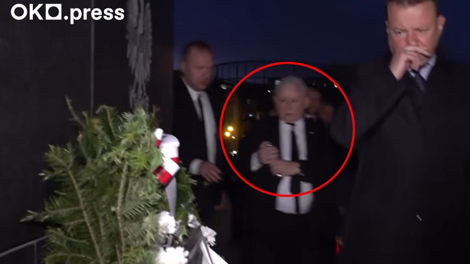 Jarosław Kaczyński przed pomnikiem prezydenta Lecha Kaczyńskiego na pl. Piłsudskiego w Warszawie