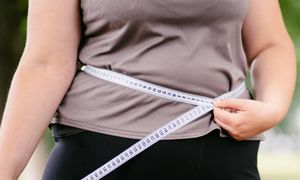 Ćwiczenia dla kobiet po 50-tce. Trener wskazuje dwa najlepsze