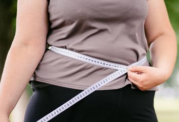 Ćwiczenia dla kobiet po 50-tce. Trener wskazuje dwa najlepsze