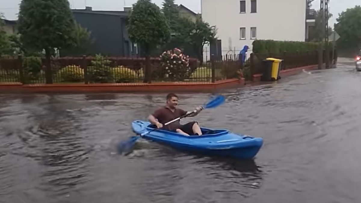 Mieszkaniec Wielunia wykorzystał powódź na ulicach 
