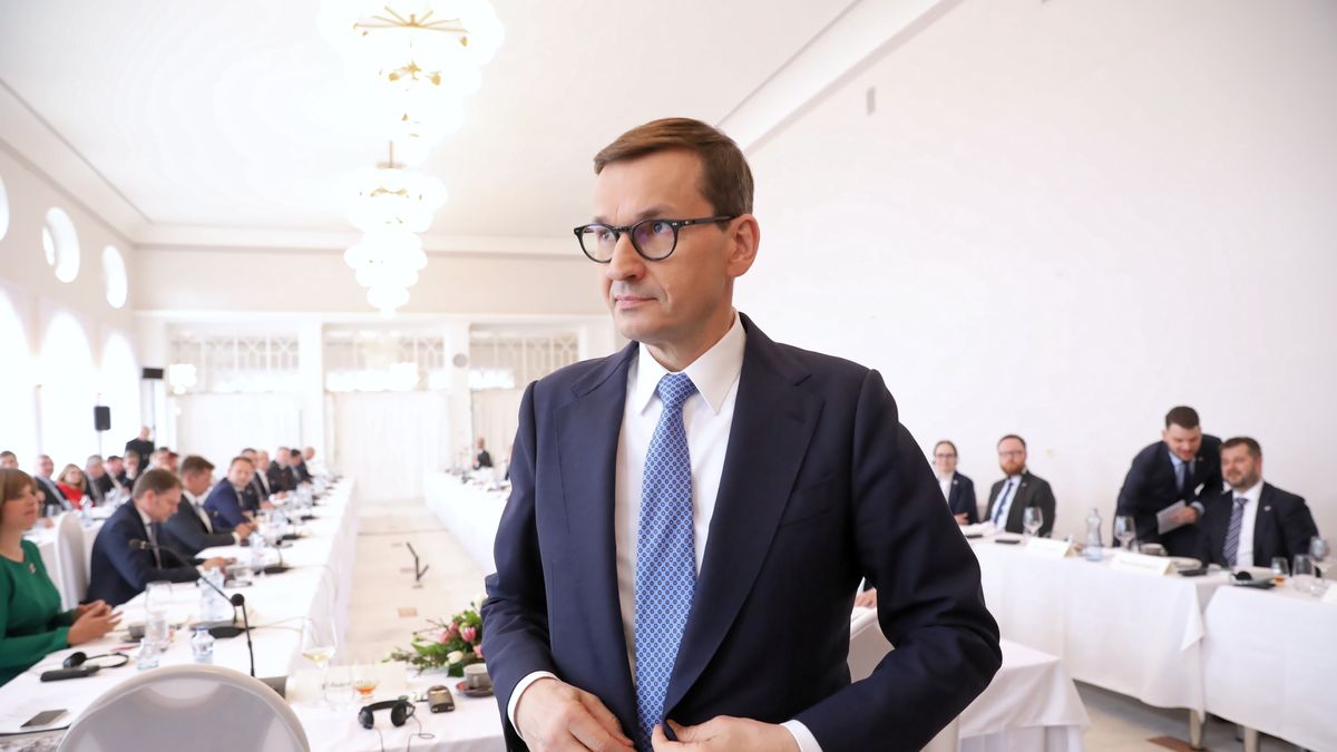 Drużbaki Wyżne, Słowacja, 22.04.2022. Premier RP Mateusz Morawiecki podczas spotkania remierem Republiki Słowackiej w miejscowości Drużbaki Wyżne, 22 bm. Na Słowacji odbędą się polsko-słowackie konsultacje międzyrządowe pod przewodnictwem premierów Mateusza Morawieckiego i Eduarda Hegera. Wśród tematów znajdą się m.in. rosyjska agresja na Ukrainę oraz polityka energetyczna i gospodarcza. (aldg) PAP/Leszek Szymański