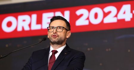 Obajtek odszedł dla odprawy? Ekonomista widzi drugie dno jego decyzji