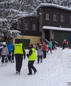 Karpacz. Stoki narciarskie pełne narciarzy. Policja przeprowadza kontrole i edukuje