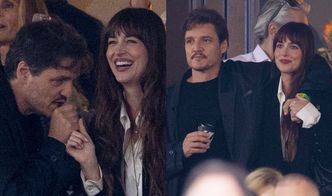 Pedro Pascal i młodsza od niego o 15 lat Dakota Johnson wymieniają przyjacielskie (?) czułości podczas koncertu (ZDJĘCIA)