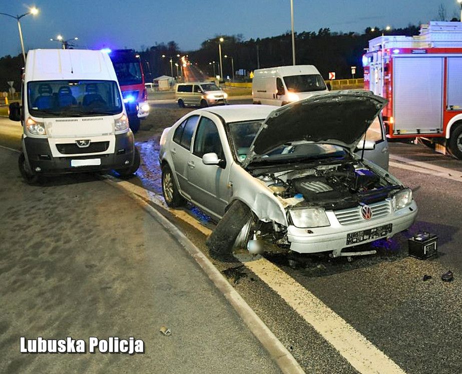 Przejechał rondo na wprost. Kierowca był kompletnie pijany