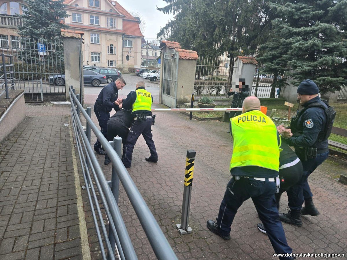 Dramat w biały dzień na Dolnym Śląsku: Trzej Bułgarzy próbowali porwać 23-latkę. Złapani w pościgu tuż przed granicą