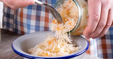 Weź kapustę kiszoną i zrób z niej smarowidło do chleba. To najzdrowsza pasta, jaką znam