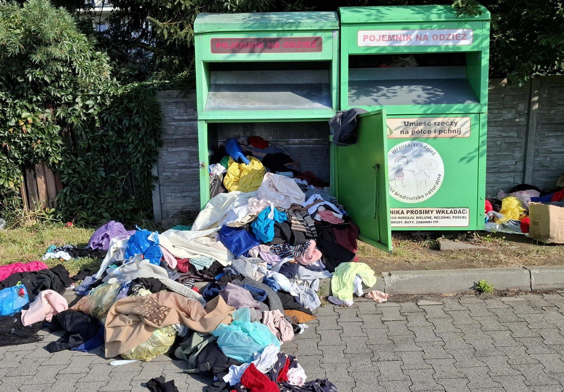 Szokujące obrazki przy parkingu sklepu dużej sieci handlowej przy ulicy Mickiewicza w Kętach