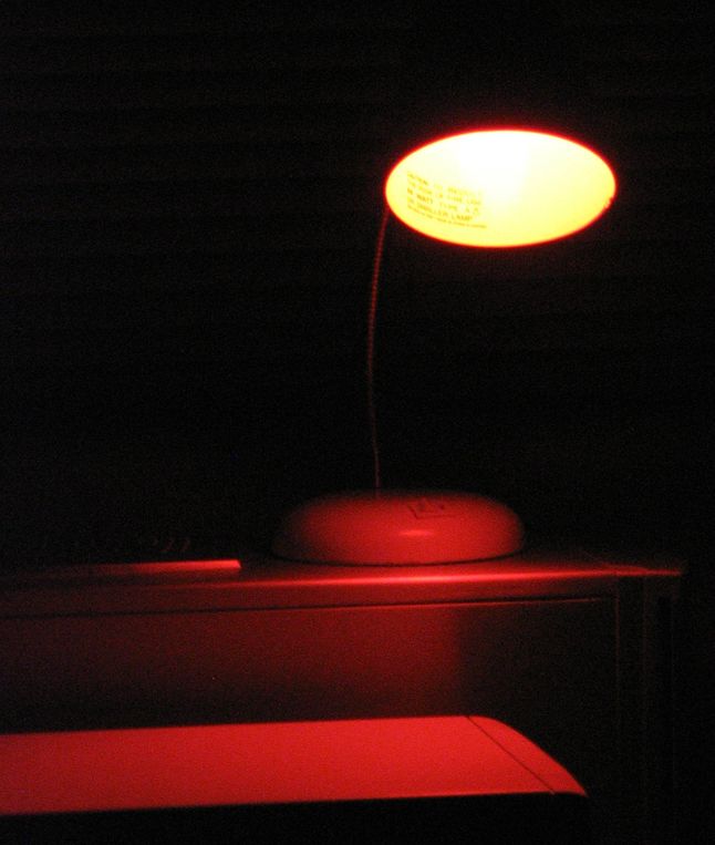 Lampka biurowa z czerwoną żarówką może z powodzeniem służyć za lampę ciemniową.