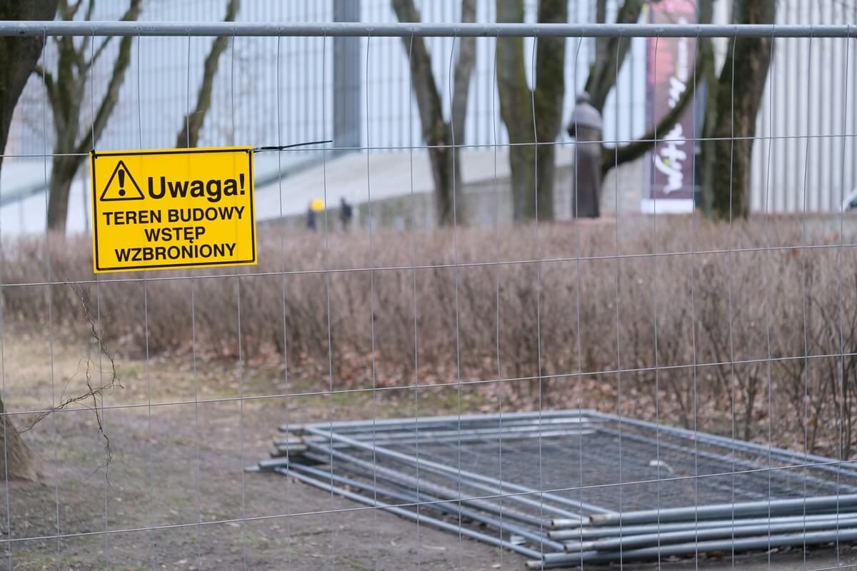 Skwer im. Arcybiskupa Życińskiego ogrodzony, rusza przebudowa