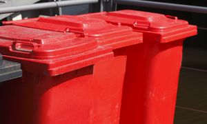 Pojawiły się na cmentarzach. Nie każdy wie, do czego służą
