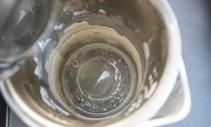 Zamiast do kosza, wrzuć do czajnika. Kamień nie będzie się osadzał