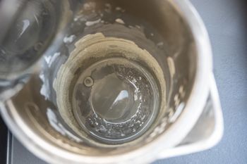 Zamiast do kosza, wrzuć do czajnika. Kamień nie będzie się osadzał